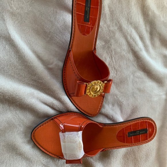 The bright red slippers are very beautiful! Size40 - Picture 3 of 7